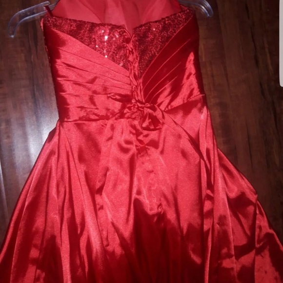 Red Dress - Picture 3 of 3